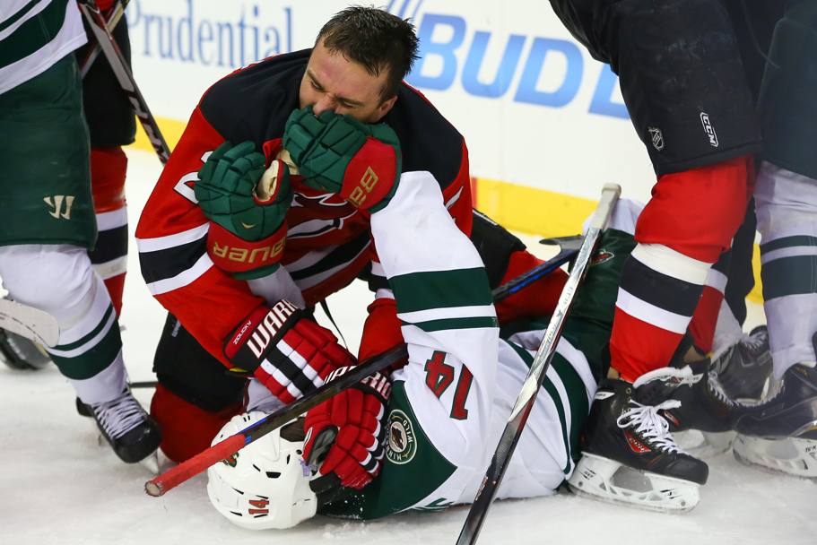 Principio di rissa tra il difensore dei New Jersey Devils, Marek Zidlicky, e l&#39;ala destra dei Minnesota Wild, Justin Fontaine, nel corso della partita giocata al Prudential Center di Newark. (Reuters)